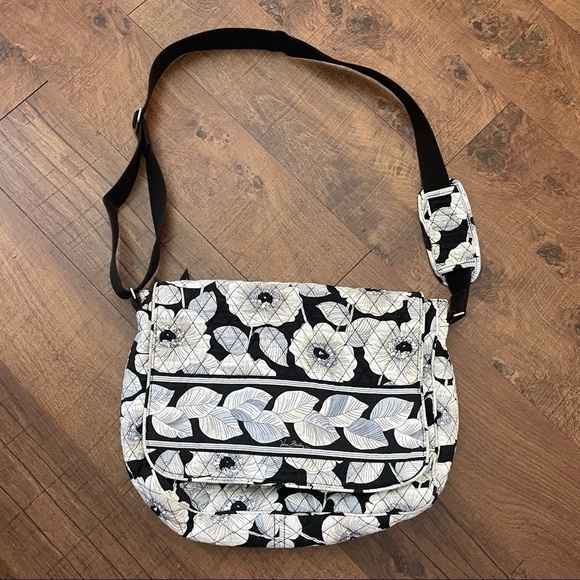 Vera Bradley Handbags - 🎉🛍❤️HOST PICK!!🎉❤️🛍Vera Bradley black white messenger bag